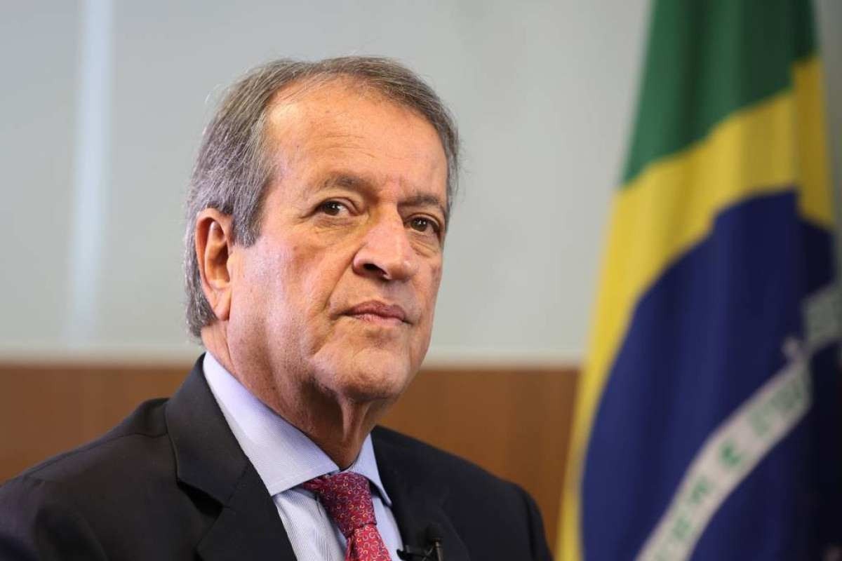 Após operação da PF, Costa Neto reitera convite a Carlos Bolsonaro