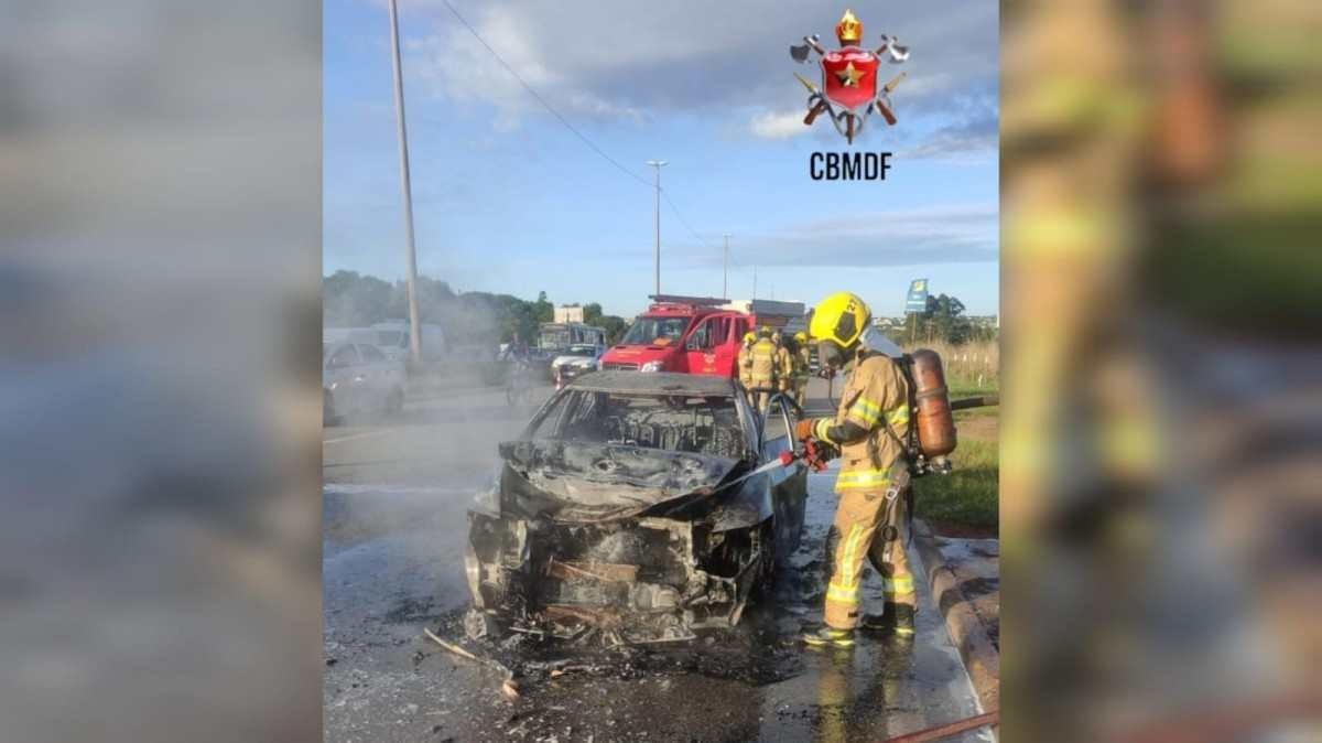 Carro fica destruído ao pegar fogo após colisão na BR-070, veja vídeo