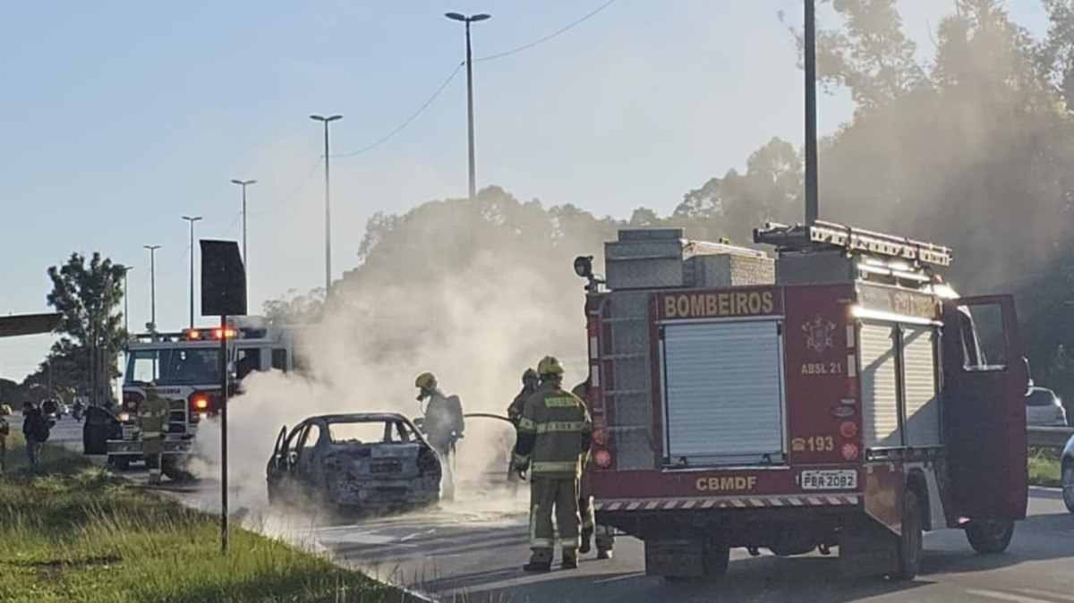 Carro pega fogo e fica destruído após colisão na BR-070