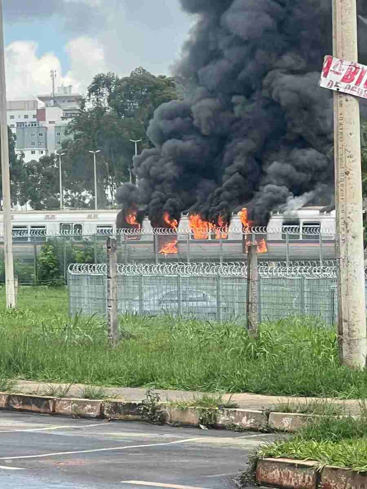 Metrô-DF pega fogo perto da estação Concessionárias, em Águas Claras