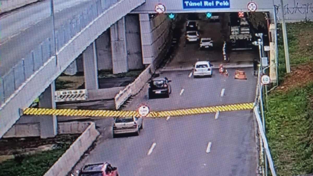 Caminhão colide com estrutura de ferro do túnel de Taguatinga
