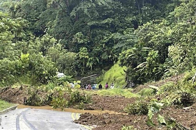 Foto divulgada pelo Corpo de Bombeiros Nacional da Colômbia mostrando a área de um deslizamento de terra na estrada entre Quibdo e Medellín -  (crédito: Colombia's Fire Department / AFP)