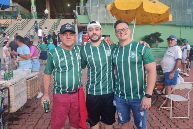 Wander (E) e a família são moradores do Gama há mais de cinco décadas Torcedores do Gama
