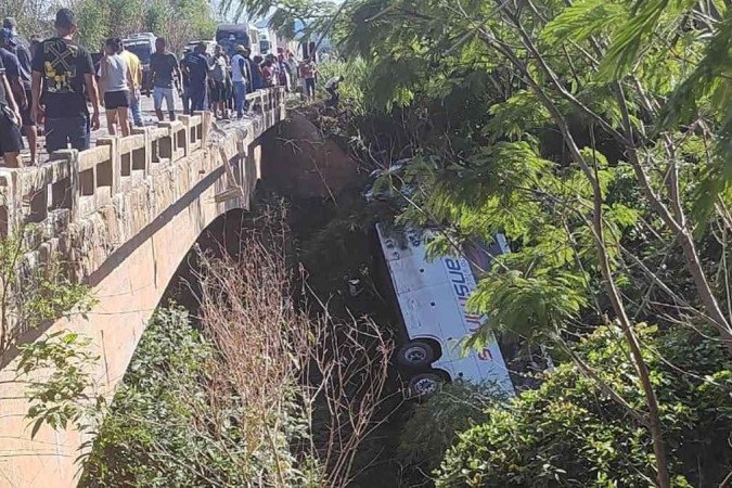 Ônibus e caminhonete bateram de frente e caíram da ponte sobre o Rio Itambacuri, em Campanário -  (crédito: Sala de Imprensa/CBMMG)