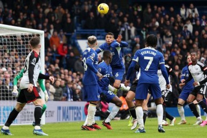 Thiago Silva sobe e afasta o perigo para Chelsea contra o Fulham - F -  (crédito:  AFP via Getty Images)