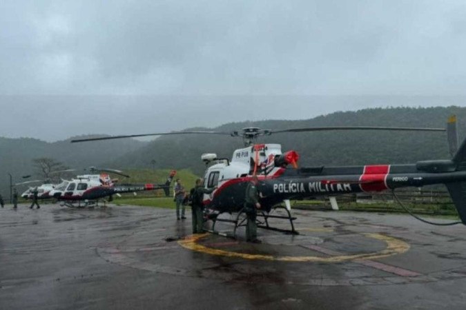 Equipes de resgate na região onde helicóptero caiu  -  (crédito: PMSP/ reprodução)