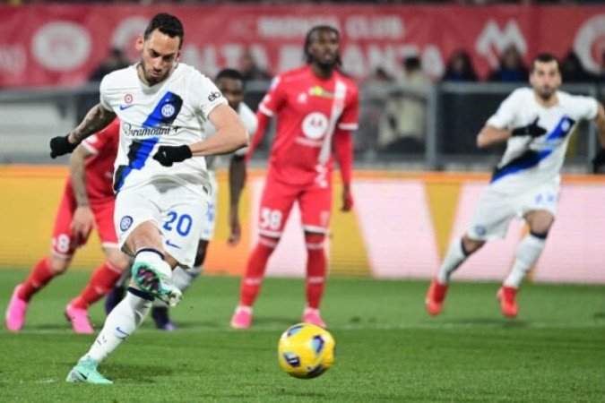 Momento do gol de pênalti marcado por Hakan Calhanoglu na vitória da Inter de Milão sobre o Monza - Foto: Piero Cruciatti/AFP via Getty Images - (crédito: Foto: Piero Cruciatti/AFP via Getty Images) Momento do gol de pênalti marcado por Hakan Calhanoglu na vitória da Inter de Milão sobre o Monza - Foto: Piero Cruciatti/AFP via Getty Images - (crédito: Foto: Piero Cruciatti/AFP via Getty Images)