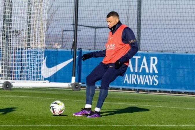 Principal jogador da equipe, Mbappé está confirmado para duelo contra o Lens - Foto: Divulgação/@PSGbrasil -  (crédito: Foto: Divulgação/@PSGbrasil)