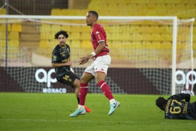 Mesmo jogando em casa, o Monaco (de vermelho) perdeu para o Reims  -  (crédito: Foto: Divulgação/@ASMHistoire)