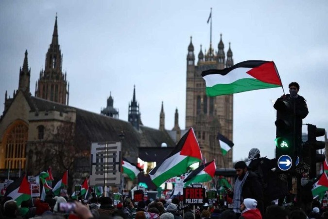 Os manifestantes agitaram bandeiras palestinas -  (crédito: HENRY NICHOLLS / AFP/ JC)