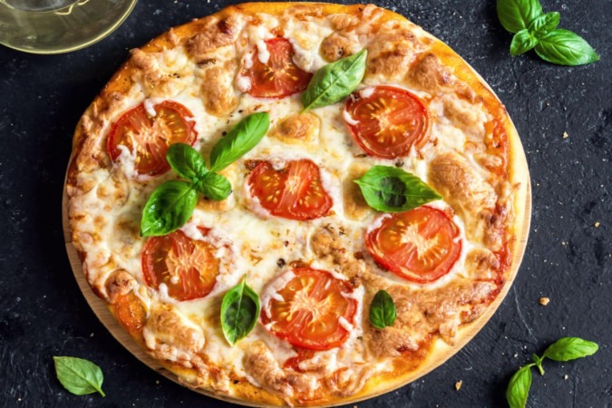 Pizza caseira de margherita (Imagem: Oksana Mizina | Shutterstock) -  (crédito: Edicase - Tradicional -> Diversão e arte)