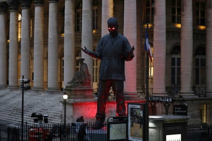 Uma estátua temporária gigante do rapper americano Kid Cudi instalada na Place de la Bourse -  (crédito: AFP)