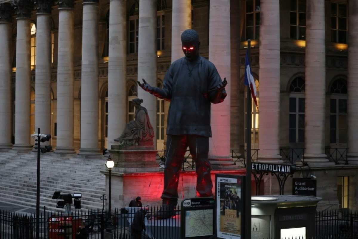 Estátua gigante do rapper Kid Cudi é instalada no centro de Paris