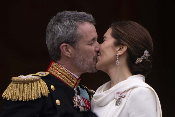  King Frederik X of Denmark kisses Queen Mary of Denmark on the balcony of Christiansborg Palace in Copenhagen, Denmark on January 14, 2024, after a declaration on the accession to the throne by the Danish prime minister. Denmark turned a page in its history on January 14 as Queen Margrethe II abdicated the throne and her son became King Frederik X, with more than 100,000 Danes turning out for the unprecedented event. (Photo by Bo Amstrup / Ritzau Scanpix / AFP) / Denmark OUT
       -  (crédito:  AFP)