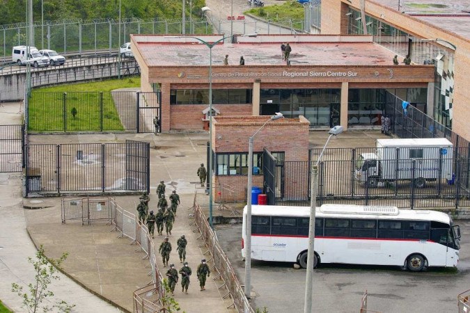 Visão da prisão de Turi, em Cuenca, Equador, depois de as Forças Armadas e policiais equatorianos recuperarem o controle das instalações -  (crédito:  AFP)