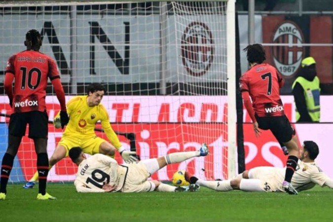 Bove domina a bola com a marcação de Pulisic -  (crédito: Foto: ISABELLA BONOTTO/AFP via Getty Images)