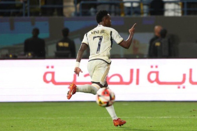 Vini Jr dribla o goleiro Peña e faz o seu segundo gol na final da Supercopa contra o Barcelona  -  (crédito: Foto:  Giuseppe Cacace / AFP via Getty Images)