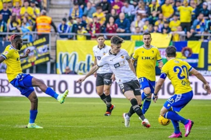 Diego López, cheio de estilo, celebra o seu gol, o segundo do Valencia na vitória sobre o Cádiz -  (crédito: Foto:  Divulgação/@valenciacf)