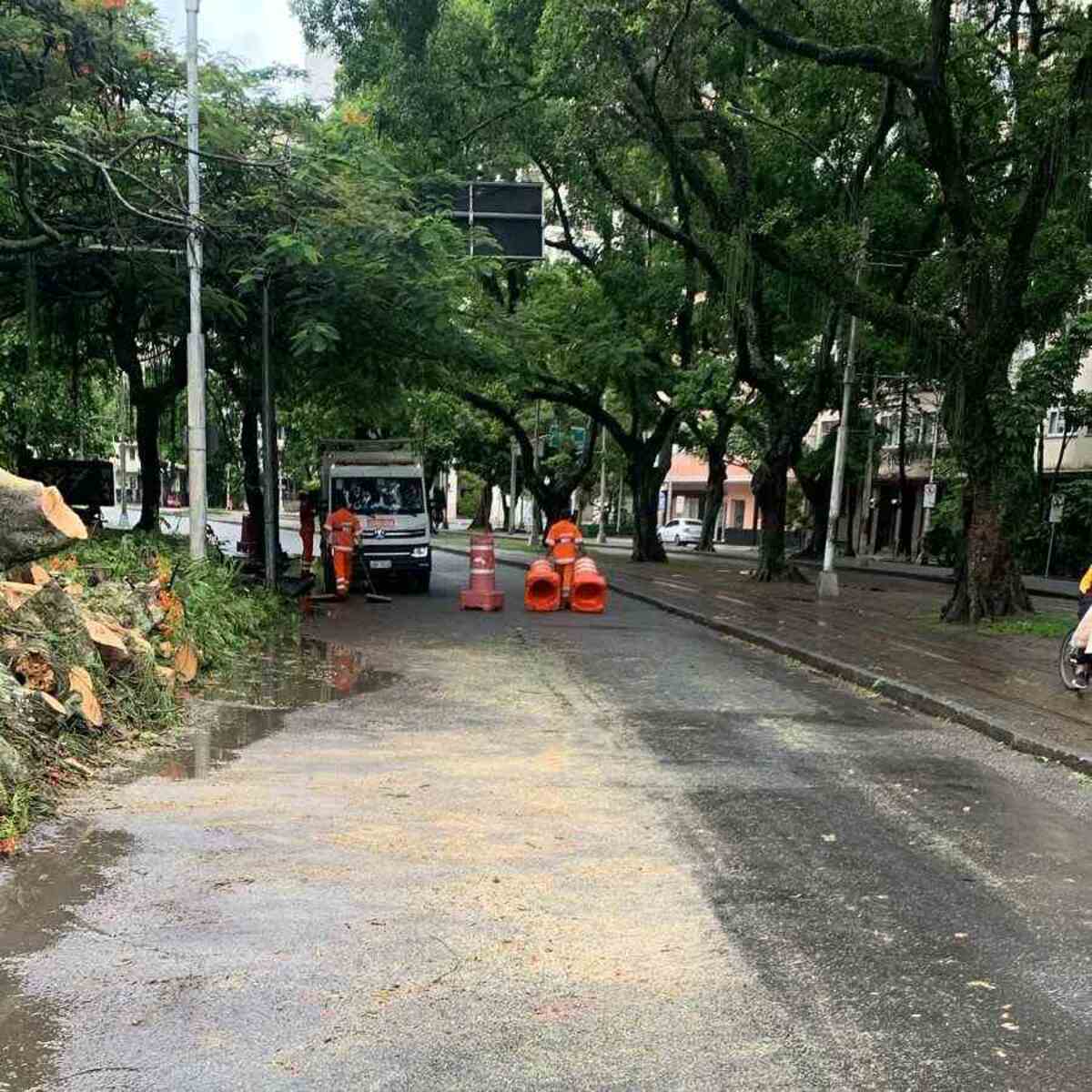 Equipes limpam cidade do Rio após fortes chuvas  -  (crédito: Centro de Operações do Rio/ reprodução)