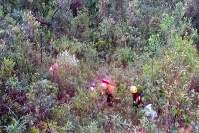 Bombeiros conseguiram localizar e conduzir o grupo isolado para fora da cachoeira -  (crédito: Sala de Imprensa/CBMMG)