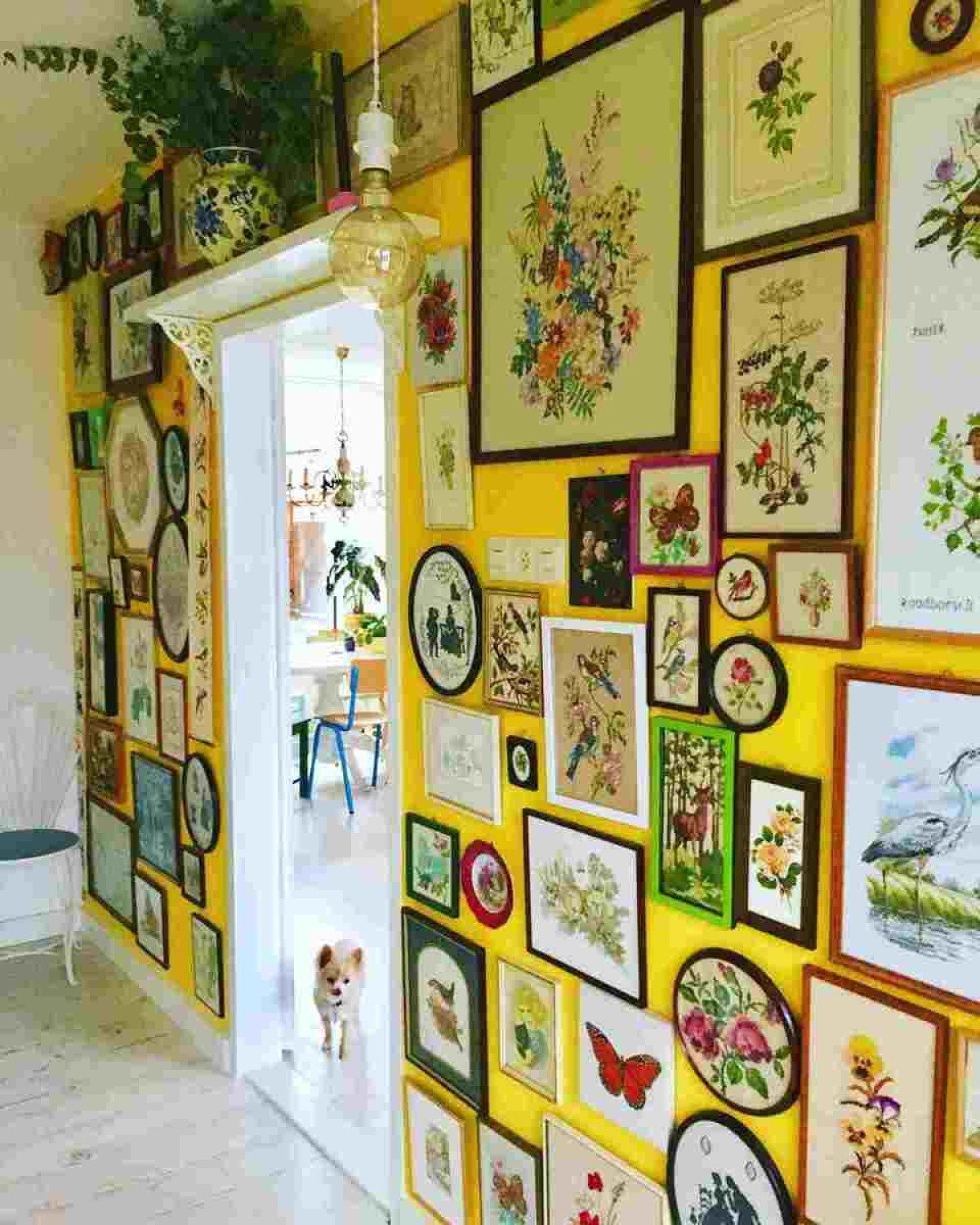 Uma parede kitsch normalmente é pintada em um tom chamativo e repleta de quadros pendurados Uma parede kitsch normalmente é pintada em um tom chamativo e repleta de quadros pendurados.