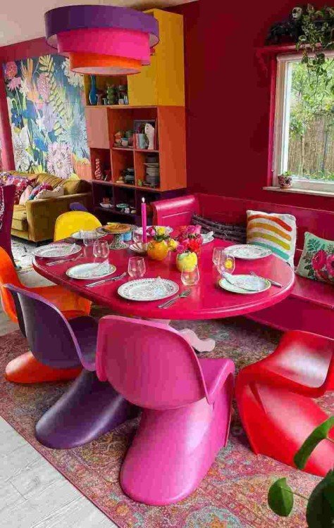 As cores extravagantes e o design divertido das cadeiras e do lustre são os elementos que mais chamam a atenção nesta sala de jantar As cores extravagantes e o design divertido das cadeiras e do lustre são os elementos que mais chamam a atenção nesta sala de jantar.