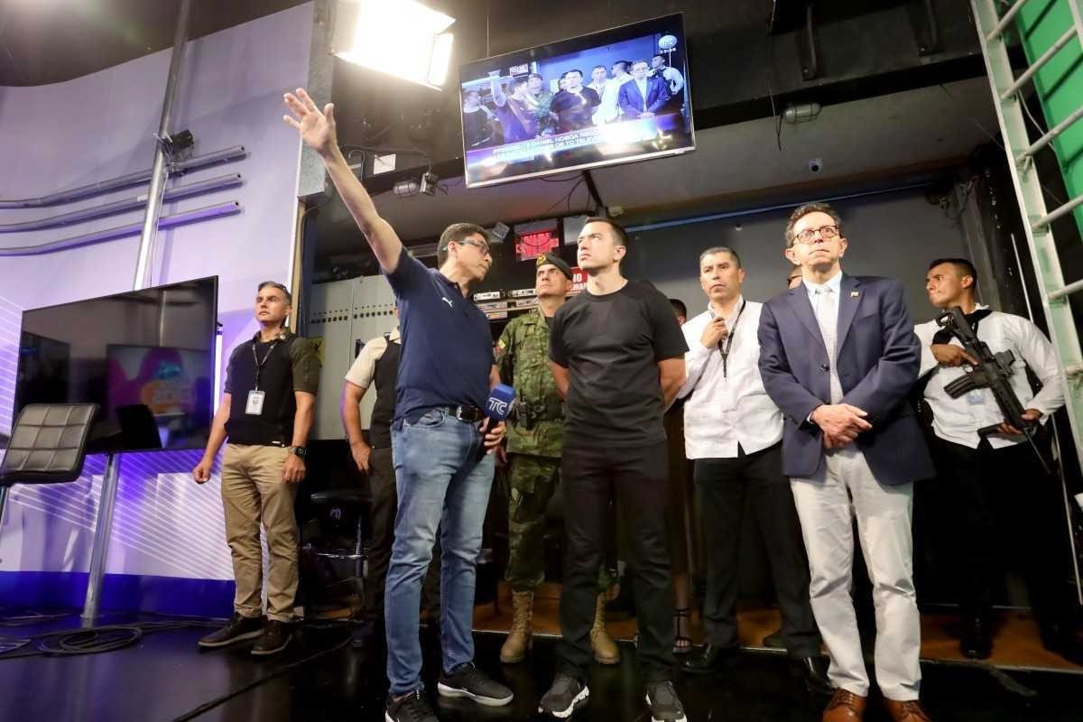 Daniel Noboa (C) visita a emissora TC Televisión, em Guayaquil, invadida por criminosos em 9 de janeiro 