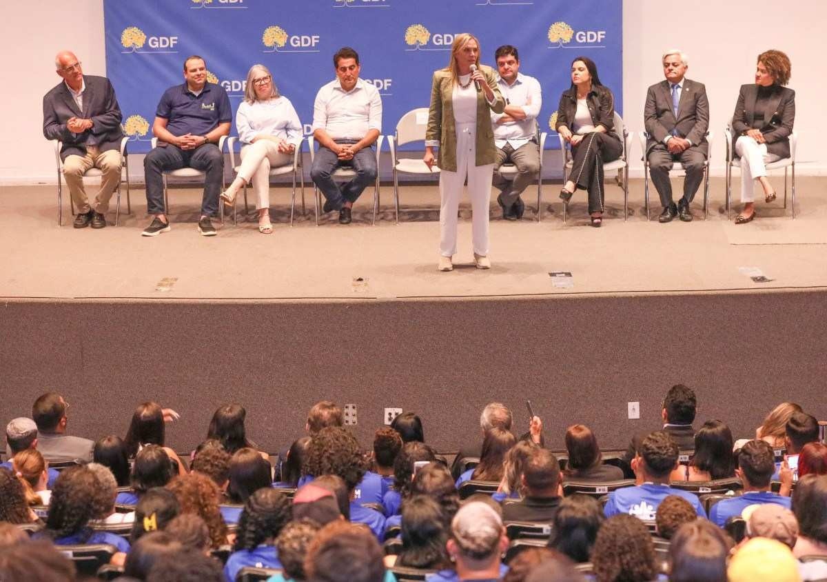 A governadora em exercício Celina Leão e secretários do GDF comparecem à solenidade de apresentação dos novos contratados do Jovem Candango   