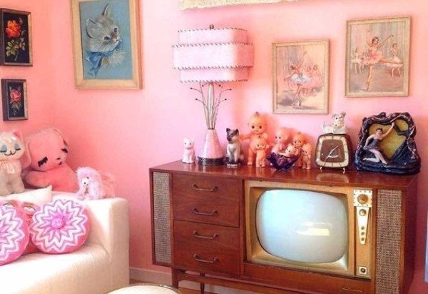 Elementos retrô como televisões e relógios antigos são bem-vindos e podem ser herdados da família, trazendo valor sentimental para a decoração Elementos retrô como televisões e relógios antigos são bem-vindos e podem ser herdados da família, trazendo valor sentimental para a decoração.