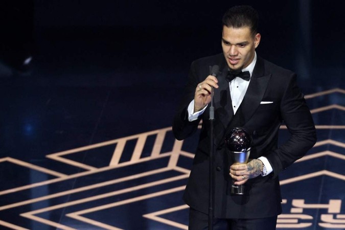 Um dos destaques foi o brasileiro Ederson ter ganhado na categoria melhor goleiro -  (crédito: Adrian DENNIS / AFP)