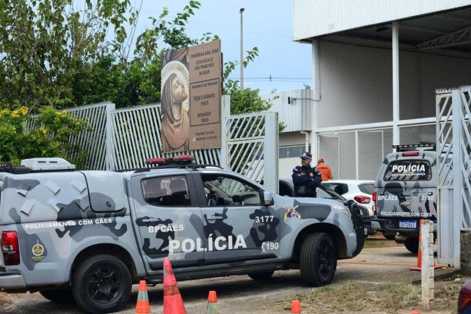 Corpo de PM assassinado, domingo, durante horário de trabalho, foi velado em capela de Santa Maria. Enterro está marcado para hoje -  (crédito: Fotos: Marcelo Ferreira/CB/D.A Press)