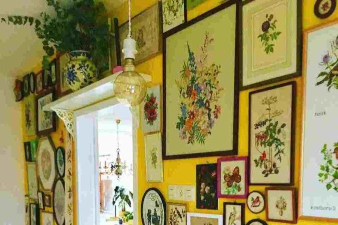 Uma parede kitsch normalmente é pintada em um tom chamativo e repleta de quadros pendurados
