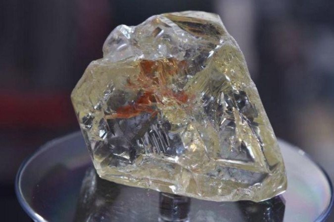 A enorme pedra preciosa é conhecida como 'diamante da paz' -  (crédito: Getty Images)