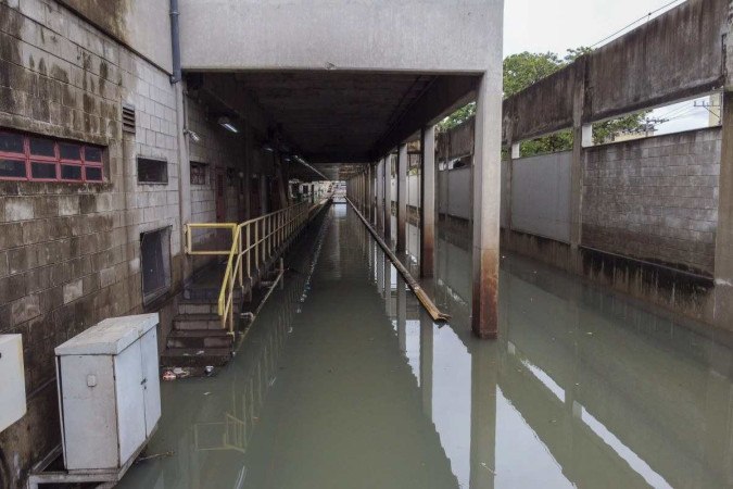 Vista das ferrovias inundadas da estação de metrô Acari após fortes chuvas causarem destruição nos subúrbios do Rio de Janeiro       -  (crédito: BRUNO KAIUCA / AFP)