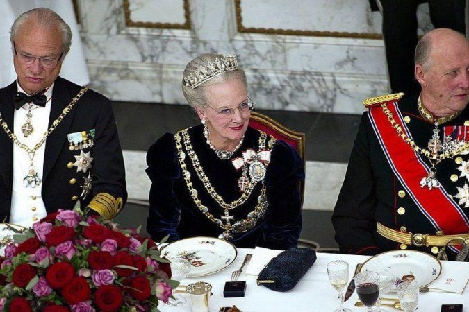 O rei Carl 16º Gustaf da Suécia, a rainha Margrethe II da Dinamarca e o rei Harald V da Noruega celebram o 40º jubileu de Margrethe em 2012 -  (crédito: Getty Images)