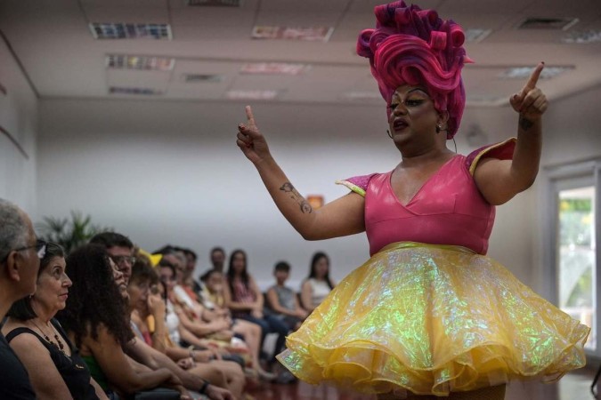 A drag queen brasileira Paulo Reis, conhecida como Helena Black, se apresenta no teatro do SESI em São José dos Campos, São Paul -  (crédito: NELSON ALMEIDA / AFP)