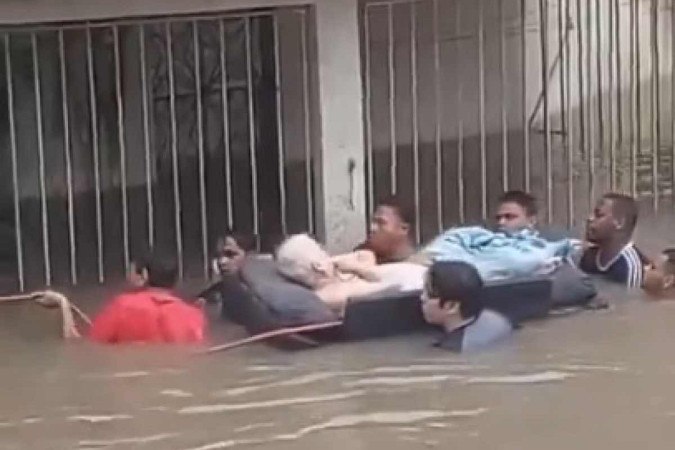 Homem acamado é removido em meio a enchente que assolou o Rio e a Baixada, cujos estragos colocaram os municípios em estado de emergência -  (crédito: Reprodução/Redes sociais)