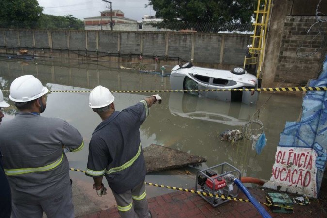 Pelo menos 12 pessoas perderam a vida após as fortes chuvas que castigaram o estado do Rio causarem alagamentos  -  (crédito: BRUNO KAIUCA / AFP)