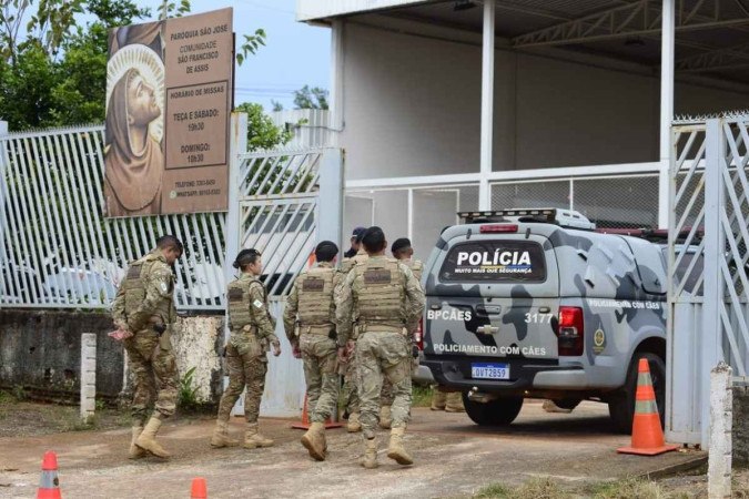 Vários colegas de farda do soldado foram ao velório para prestar as últimas homenagens. -  (crédito: Marcelo Ferreira/CB/D.A Press)