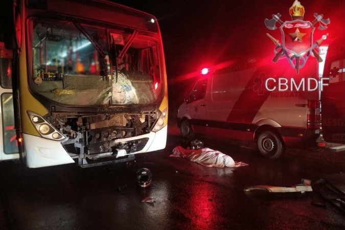 Um motociclista de 40 anos morreu após colidir com um ônibus. O acidente ocorreu na noite deste domingo (14/1), na DF-180, em Brazlândia -  (crédito: CBMDF)