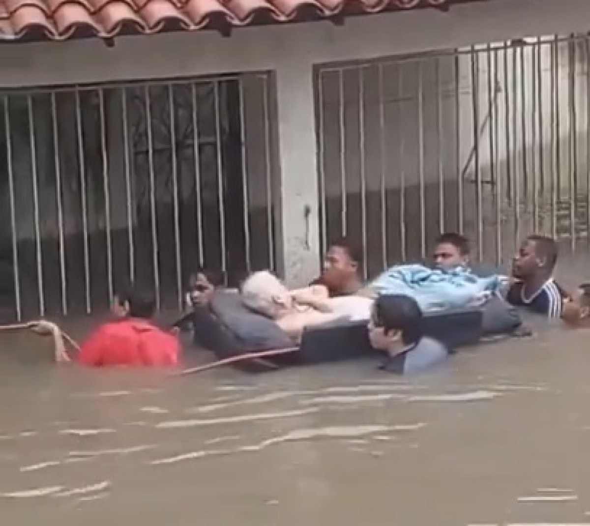 Chuva causa 12 mortes no Rio e na Baixada Fluminense