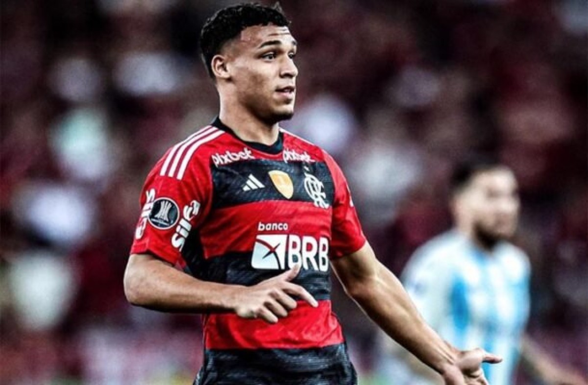Flamengo encaminha renovação de contrato de Victor Hugo