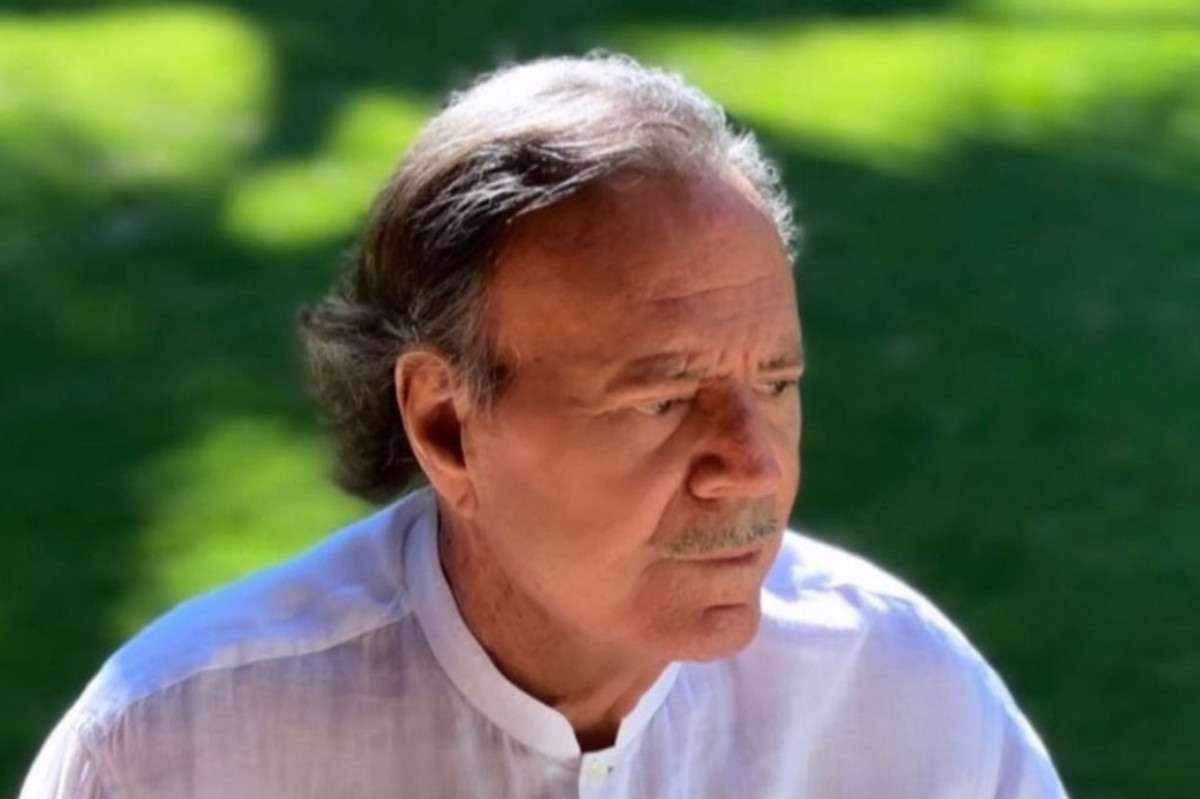 Cantor Julio Iglesias é detido em aeroporto por conteúdo suspeito nas malas