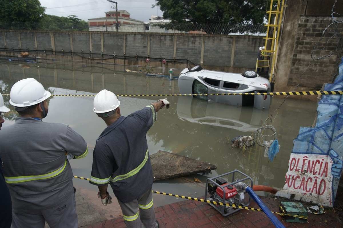 Chuvas no RJ: mulher desaparece após carro ser arrastado e cair em rio 