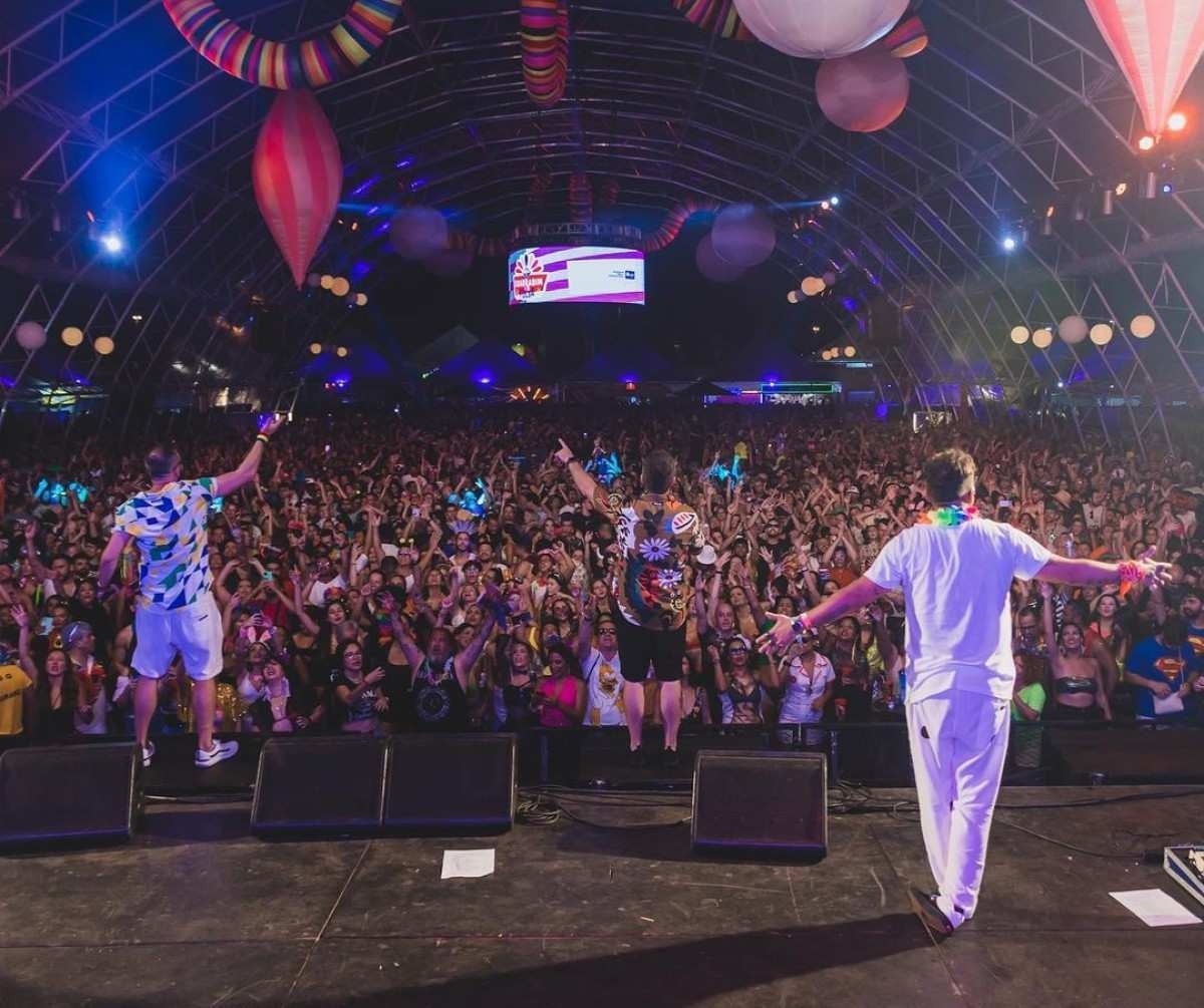 Bloco Eduardo e Mônica faz esquenta de carnaval no Galpão 17