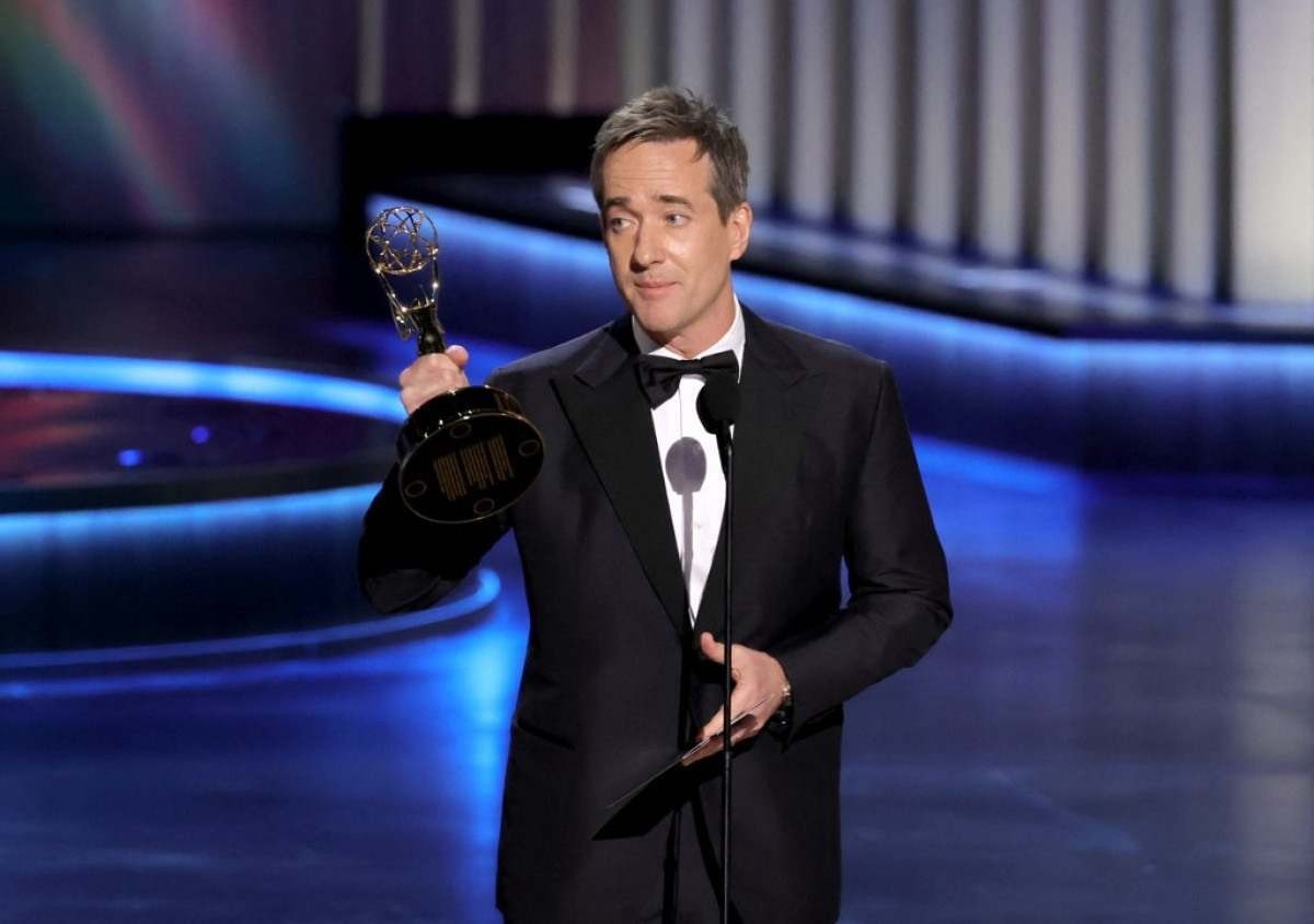 Matthew Macfadyen aceita o prêmio de Melhor Ator Coadjuvante em Série Dramática por Sucession no palco durante o 75º Primetime Emmy Awards