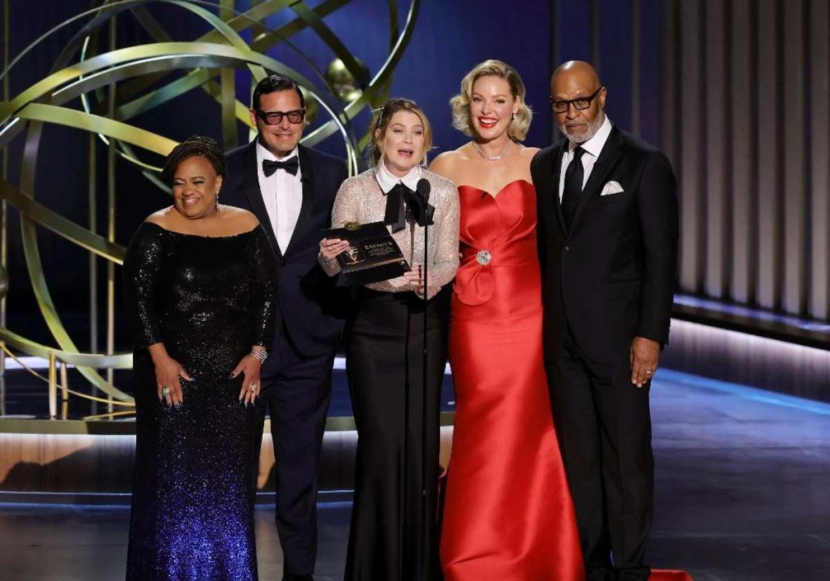 Astros de Greys Anatomy, Chandra Wilson, Justin Chambers, Ellen Pompeo, Katherine Heigl e James Pickens falam no palco durante o 75º Primetime Emmy Awards