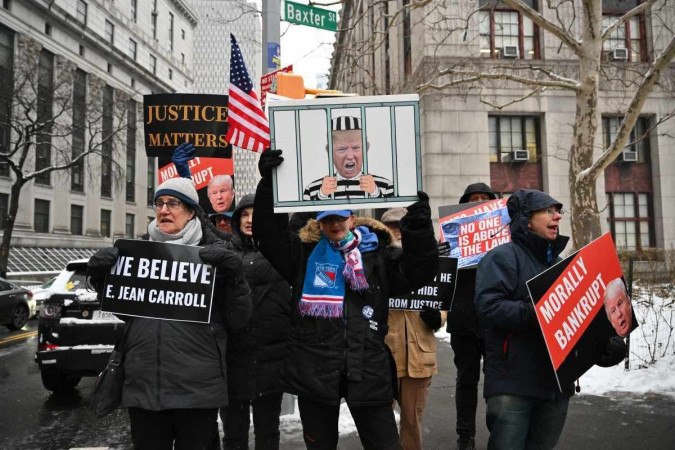 Protesto contra o ex-presidente republicano, do lado de fora da Corte Federal de Manhattan: 