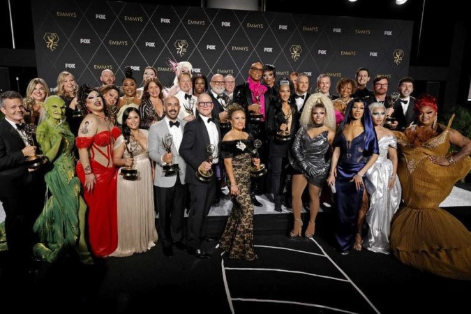 RuPaul (C) e os vencedores do Outstanding Reality TV Competition por 