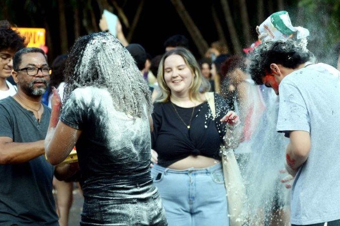  16/01/2024 Credito: Ed Alves/CB/DA.Press. Cidades. Resultado Vestibular UnB 2024. Na foto, Julia Vieira e Familia ou com amigos. 